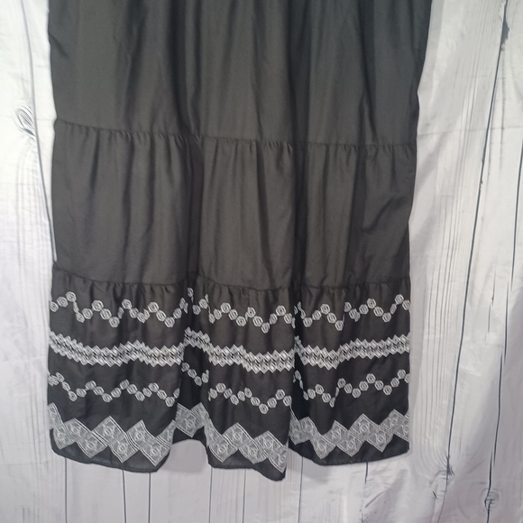 Draper James RSVP Geo Embroidered Short Sleeve Dress - Picture 5 of 15